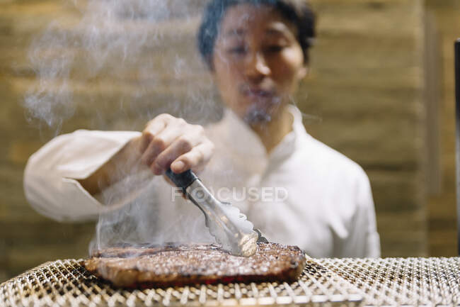 Chef cuisinier au restaurant préparant rôti de bœuf — Photo de stock