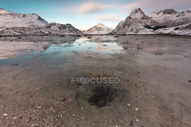Malerischer Blick auf verschneite Berge und dunkles Meer — Stockfoto