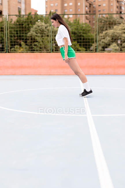 Jovem mulher em sportswear caindo para a frente em linha reta ao ar livre campo de esportes na cidade — Fotografia de Stock