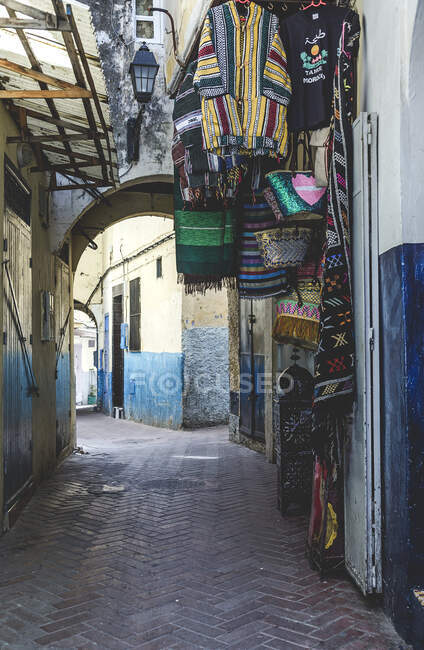 Calles, esquinas, detalles y esquinas de Tánger. Puertas, ventanas, arquitectura típica árabe - foto de stock