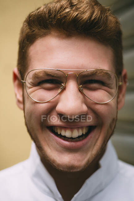 Primo piano di allegro uomo rosso brillante in occhiali alla moda guardando la fotocamera follemente con eccitazione. — Foto stock