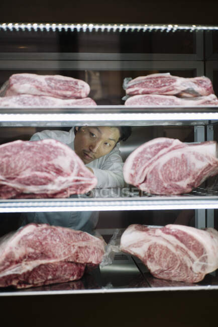 Japonés cocinero colocado wagyu carne - foto de stock