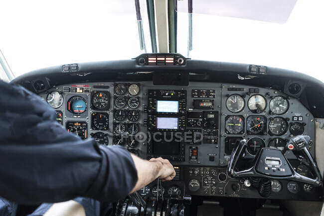 Невідомий чоловік у літаку для пілотування гарнітури?один, сидячи в кабіні сучасних літаків — стокове фото