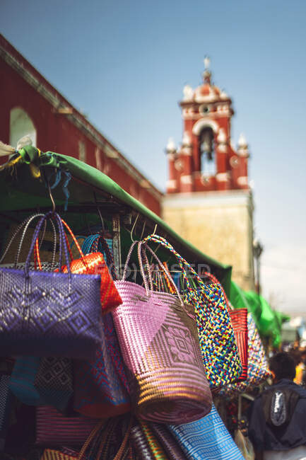 Ассорти плетеных мешков висит на рынке киоска на улице Оахака, Мексика — стоковое фото