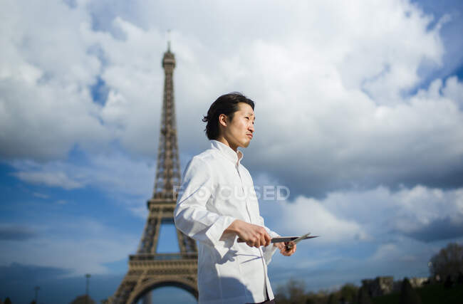 Chef japonais avec des couteaux à Paris — Photo de stock