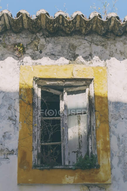 Janela em decadência, tavira, portugal — Fotografia de Stock