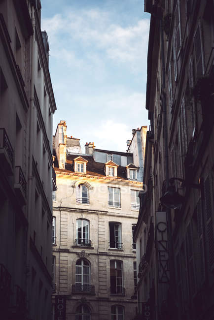 Exterior de edifícios tradicionais sob céu nublado, Paris, França — Fotografia de Stock