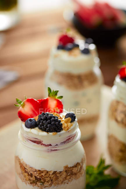 Primo piano di barattoli di vetro con muesli e yogurt — Foto stock