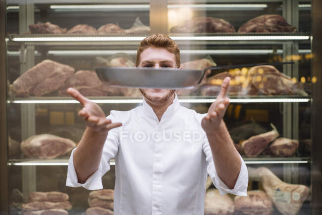 Шеф кухар готує в окулярах і біла сукня кидає сковороду, що працює в ресторані . — стокове фото