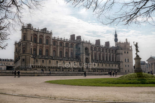 ALEMANHA SAINT, FRANÇA - 25 DE MARÇO DE 2018: fachada do Chateau De Saint Germain e turistas — Fotografia de Stock