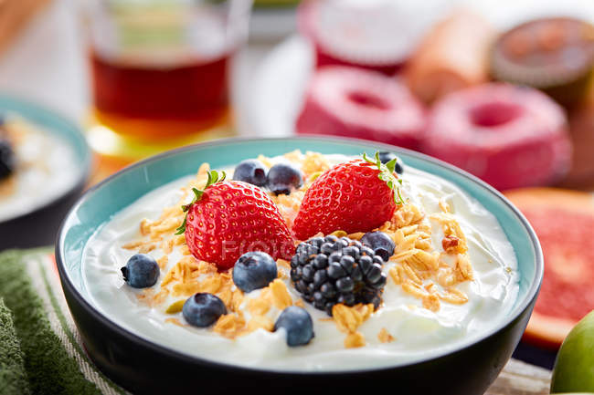 Закри сніданок чаші йогурт і ягід — стокове фото