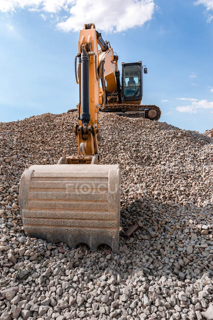 Quarry land with heavy industrial machinery on construction site — Stock Photo