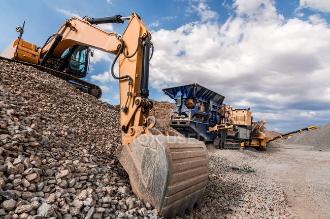 Quarry land with heavy industrial machinery on construction site — Stock Photo
