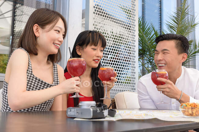 Asiáticos bebiendo deliciosa bebida - foto de stock