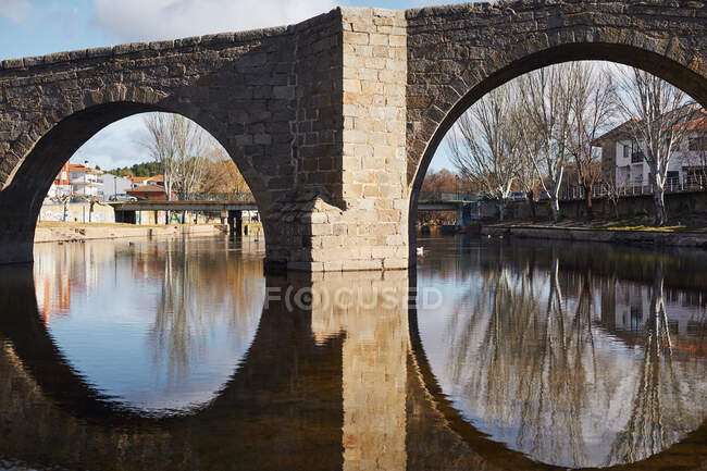 Arco del puente sobre el río - foto de stock