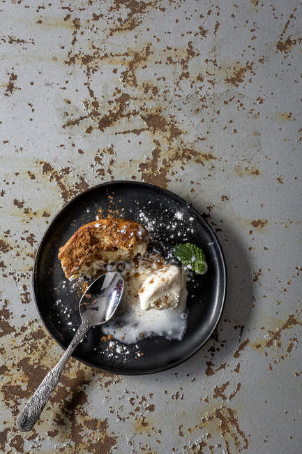 French Toast mit Vanilleeis, Zimt und Minze auf schwarzem Teller — Stockfoto