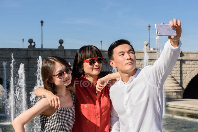 Asian tourists taking selfie near fountain — Stock Photo