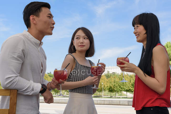 Азійці п'ють смачний напій. — стокове фото