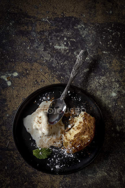 Tostadas francesas con helado de vainilla, canela y menta en plato negro - foto de stock