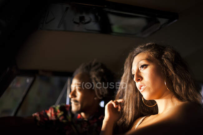 Красива і молода дівчина брюнетка насолоджується поїздкою у старовинному фургоні з деякими друзями — стокове фото