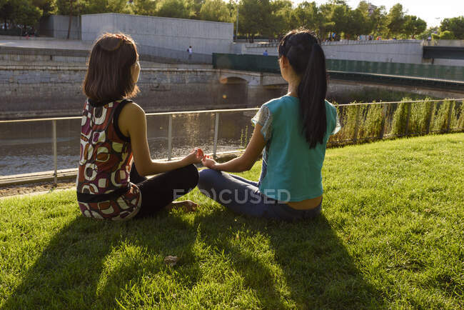 Asiatico donne meditando in parco — Foto stock