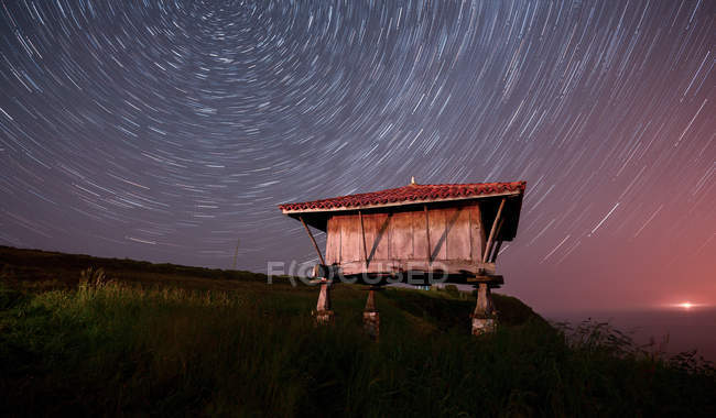 Herrlicher Sternenhimmel über kleinen Hütten in der Natur bei Nacht, asturien, spanien — Stockfoto