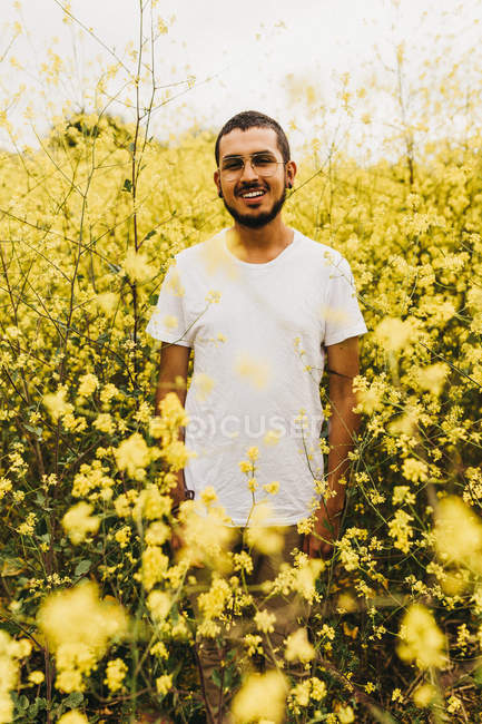 Человек среди желтых цветов — стоковое фото