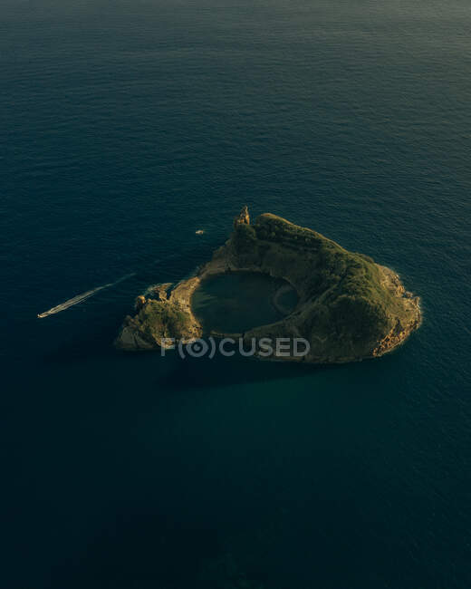 Pequeña isla en medio del mar azul - foto de stock
