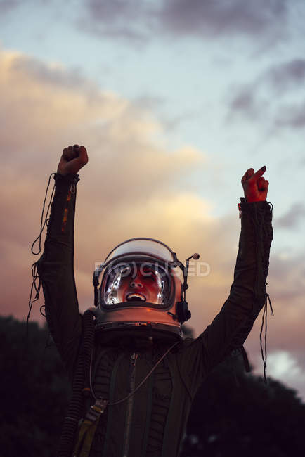 Ragazza indossando vecchio casco spaziale e costume al tramonto — Foto stock
