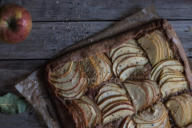 Домашний яблочный пирог на потрепанном деревянном столе — стоковое фото