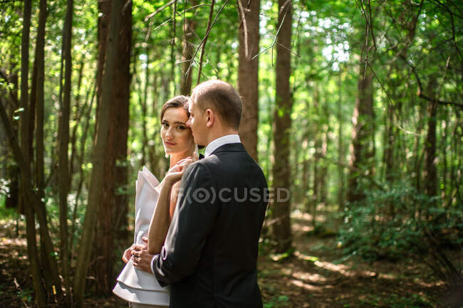 Casal casal olhando uns para os outros na floresta — Fotografia de Stock