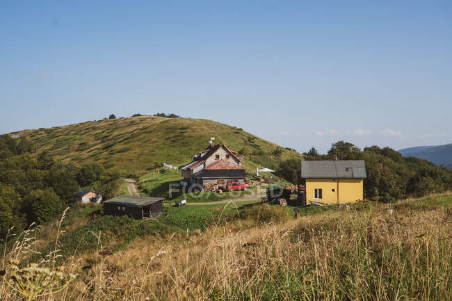 Herrlicher Blick auf schöne Hütten auf dem Hügel an einem schönen sonnigen Tag in Bulgarien, Balkan — Stockfoto