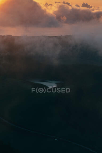 Lago con espesa niebla arriba - foto de stock
