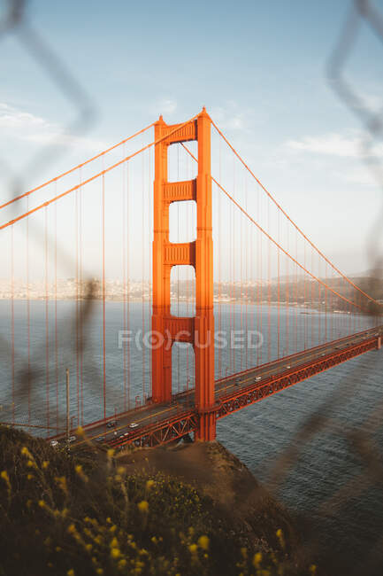 Захватывающий вид на знаменитый мост Золотые ворота в солнечный день во Франсиско, ca — стоковое фото
