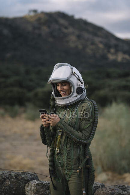 Прекрасна жінка - астронавт з мобільним телефоном.. — стокове фото