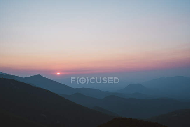 Чудовий вигляд чудового заходу сонця над величними пагорбами в Болгарії (Балкани). — стокове фото