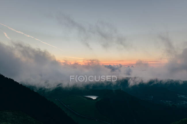Lago con espesa niebla arriba - foto de stock