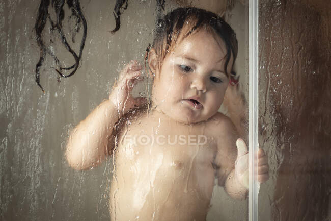 Mère joyeuse avec bébé prenant une douche — Photo de stock