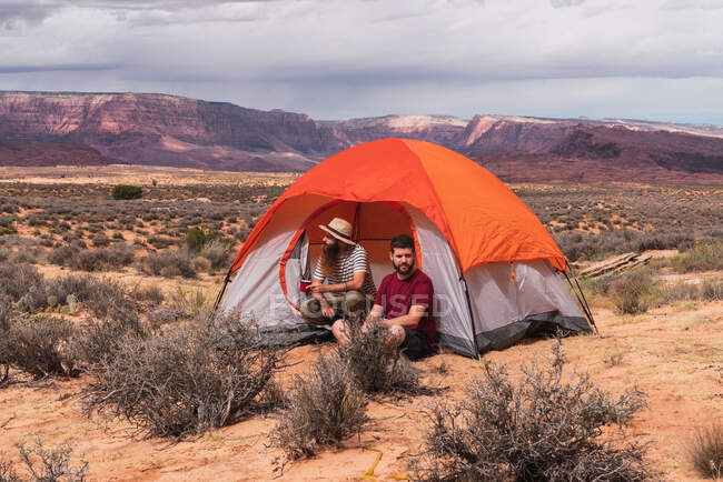 Travelers at tent in Grand Canyon — Stock Photo