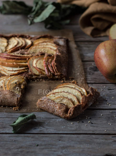 Torta de maçã caseira em mesa de madeira gasto — Fotografia de Stock