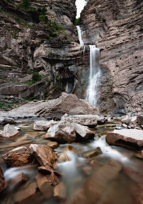 Cascada que fluye desde un alto acantilado - foto de stock