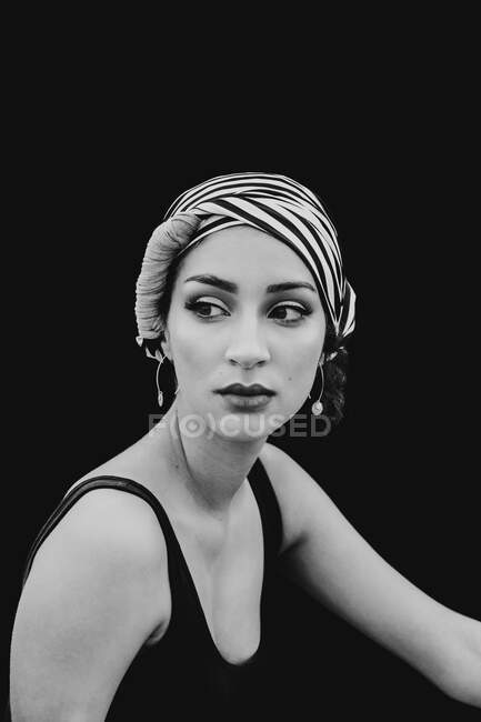 Jeune femme en tissu de tête regardant la caméra — Photo de stock