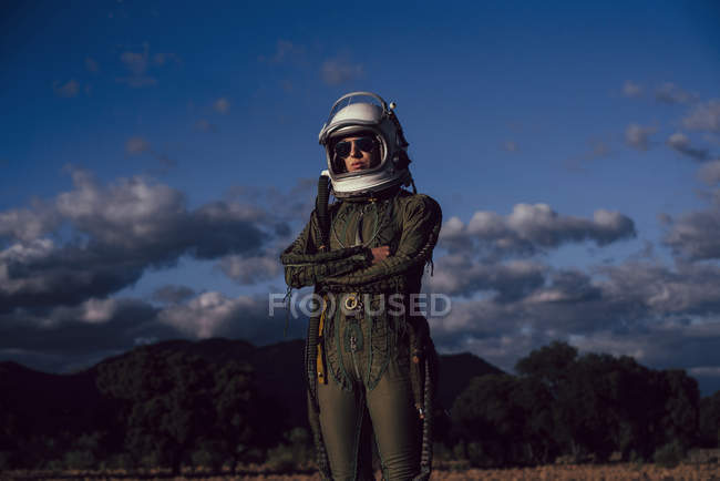 Впевнена жінка-астронавт стоїть у природі ввечері — стокове фото