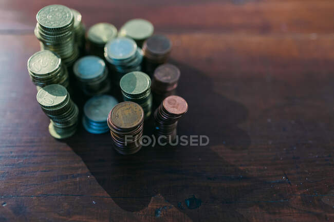 Monedas ordenadas por valor - foto de stock
