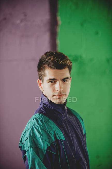 Retrato de hombre joven en ropa deportiva y mirando a la cámara - foto de stock