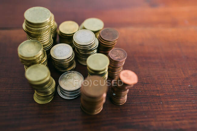 Монеты, отсортированные по стоимости — стоковое фото