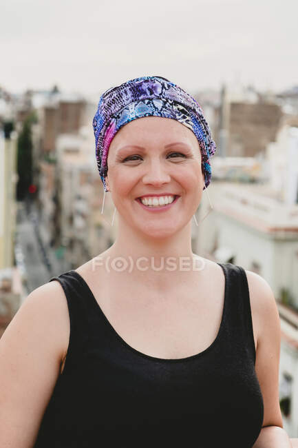 Woman in head cloth standing on rooftop — Stock Photo