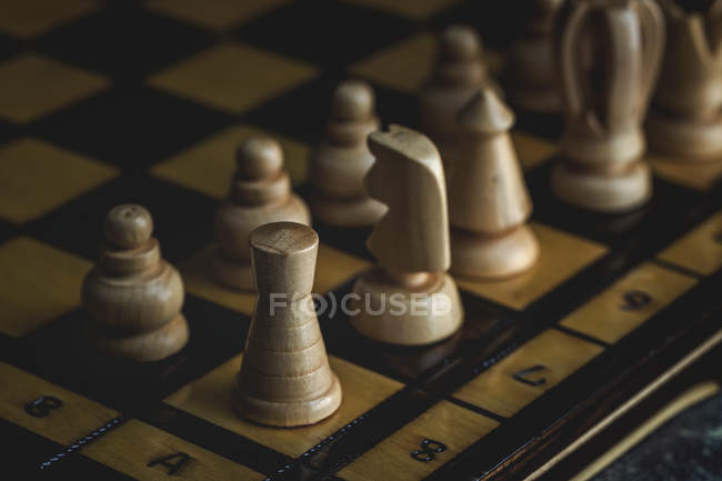 Gros plan de la partie et des pièces d'échecs sur fond sombre — Photo de stock