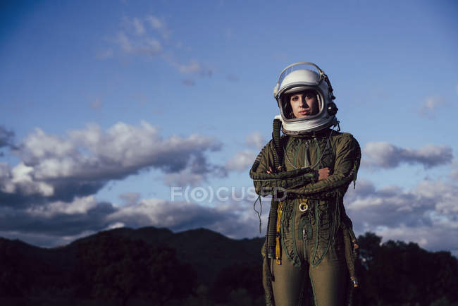 Astronauta feminina confiante em pé na natureza à noite — Fotografia de Stock