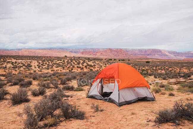 Empty tourist tent standing in middle of magnificent desert on cloudy day — Stock Photo